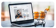 Laptop con una tienda en línea junto a un carrito de compras
