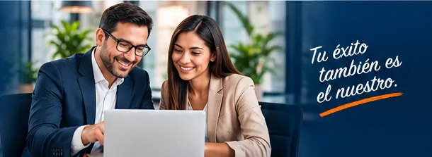 Dos ejecutivos sonrientes frente a una laptop, con el lema «Tu éxito también es el nuestro»